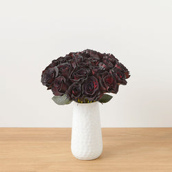 Bouquet Magie Noire – Roses Noires & Verdure Élégante – Bouquets.ma