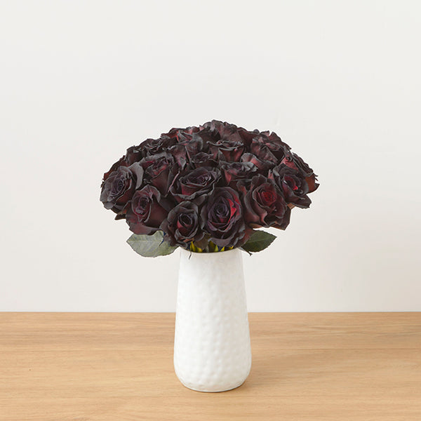 Bouquet Magie Noire – Roses Noires & Verdure Élégante – Bouquets.ma