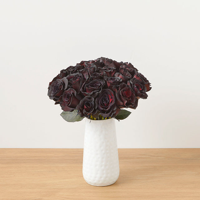 Bouquet Magie Noire – Roses Noires & Verdure Élégante – Bouquets.ma