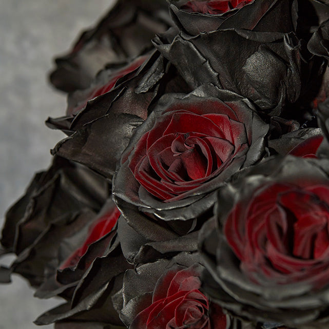 Bouquet Magie Noire – Roses Noires & Verdure Élégante – Bouquets.ma