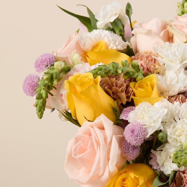 Bouquet Buttercream – Roses Pêche & Jaunes, Carnations & Alstroemeria – Bouquets.ma