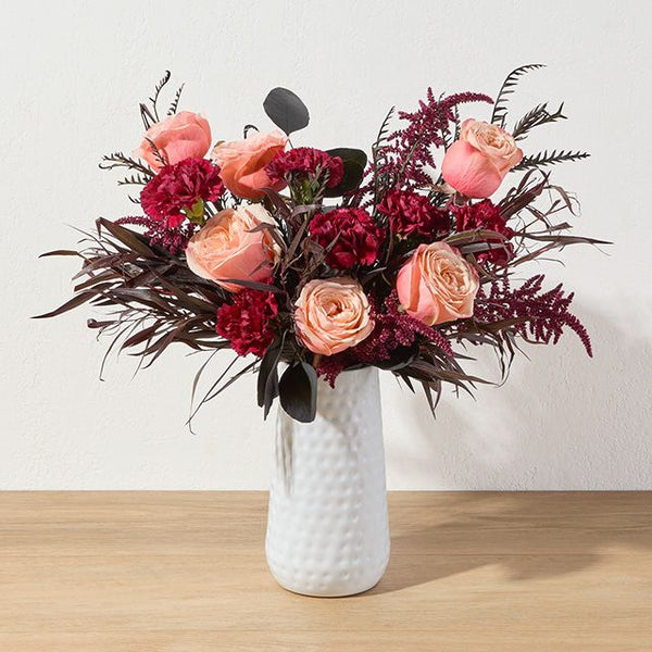Bouquet Crépuscule Bohème – Roses Kahala Pêche, Carnations Bordeaux & Amaranthus – Bouquets.ma