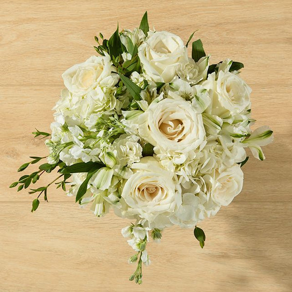 Bouquet Brise Blanche – Hortensias, Roses Blanches & Eucalyptus – Bouquets.ma