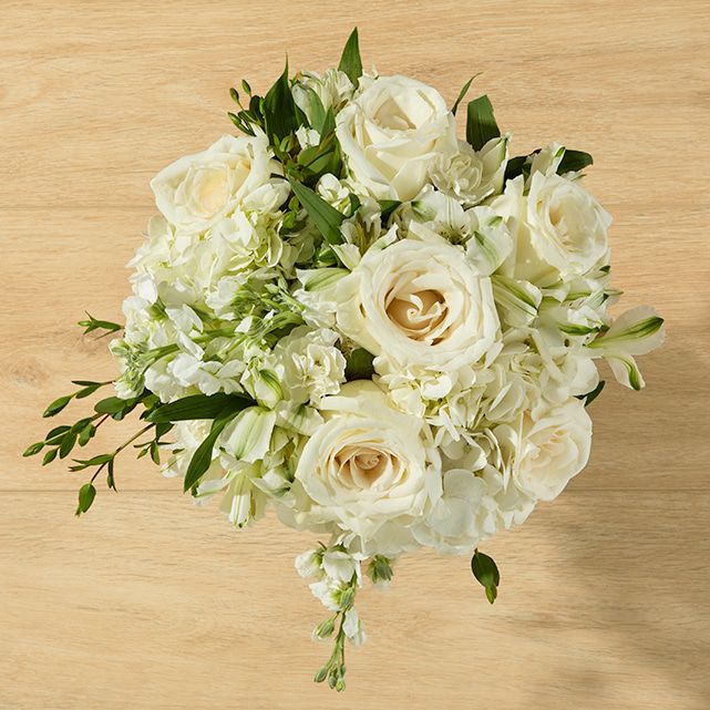 Bouquet Brise Blanche – Hortensias, Roses Blanches & Eucalyptus – Bouquets.ma