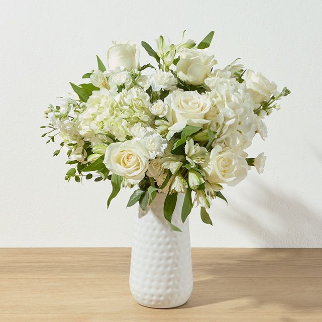 Bouquet Brise Blanche – Hortensias, Roses Blanches & Eucalyptus – Bouquets.ma