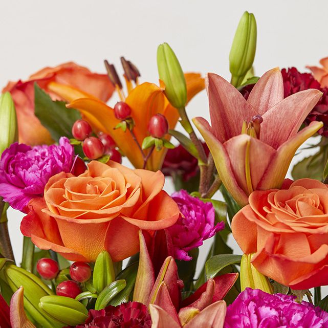 Bouquet Chaleur Dorée – Lys Orange & Roses Dorées – Bouquets.ma