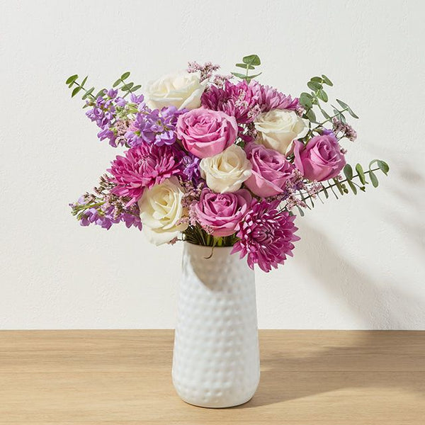 Bouquet Règne Pourpre – Roses Lavande & Ivoire, Mums Roses – Bouquets.ma