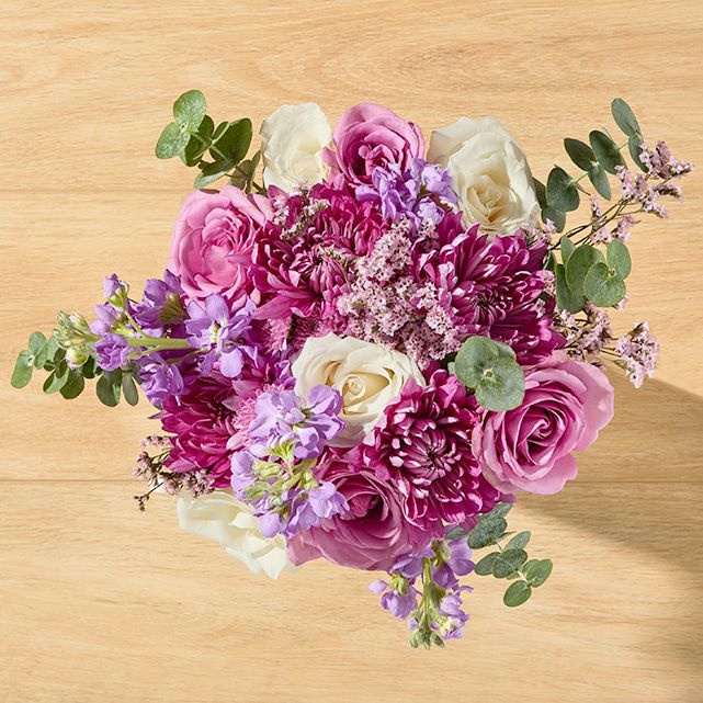 Bouquet Règne Pourpre – Roses Lavande & Ivoire, Mums Roses – Bouquets.ma