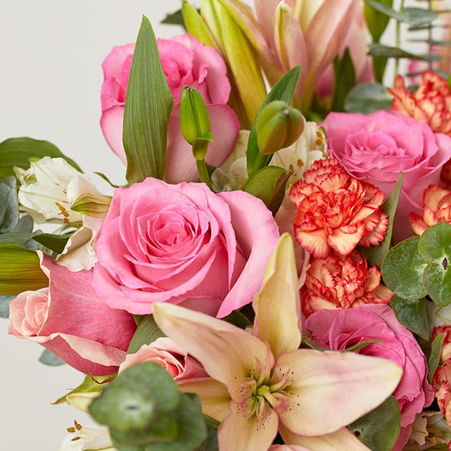 Bouquet Coucher de Soleil Rose – Lys Rose Vif, Roses & Ranunculus – Bouquets.ma