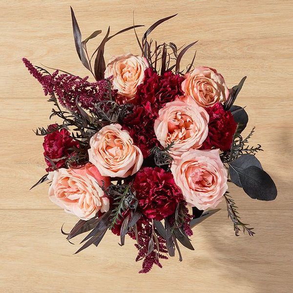 Bouquet Crépuscule Bohème – Roses Kahala Pêche, Carnations Bordeaux & Amaranthus – Bouquets.ma