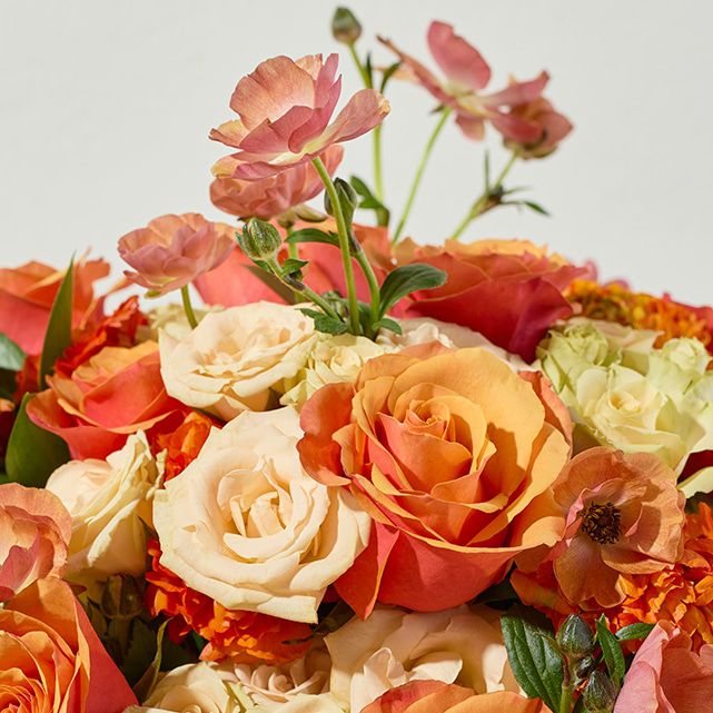 Bouquet Fleur d’Ambre – Roses Orange & Crème, Ranunculus – Bouquets.ma