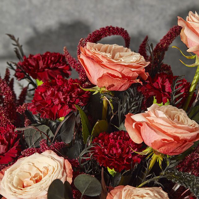 Bouquet Crépuscule Bohème – Roses Kahala Pêche, Carnations Bordeaux & Amaranthus – Bouquets.ma