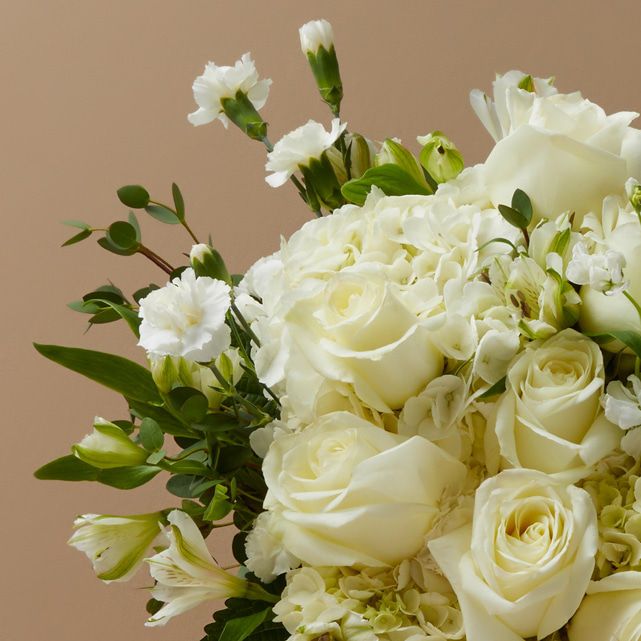 Bouquet Brise Blanche – Hortensias, Roses Blanches & Eucalyptus – Bouquets.ma