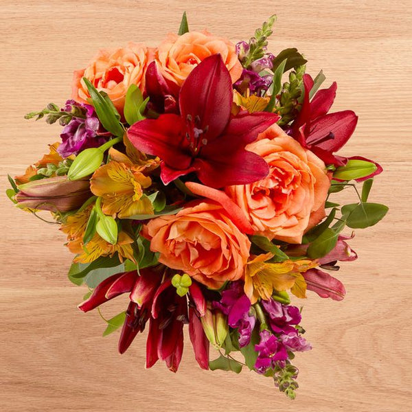 Bouquet Sangria Épicée – Lys Noir Profond, Snapdragons Bordeaux & Roses Orange – Bouquets.ma
