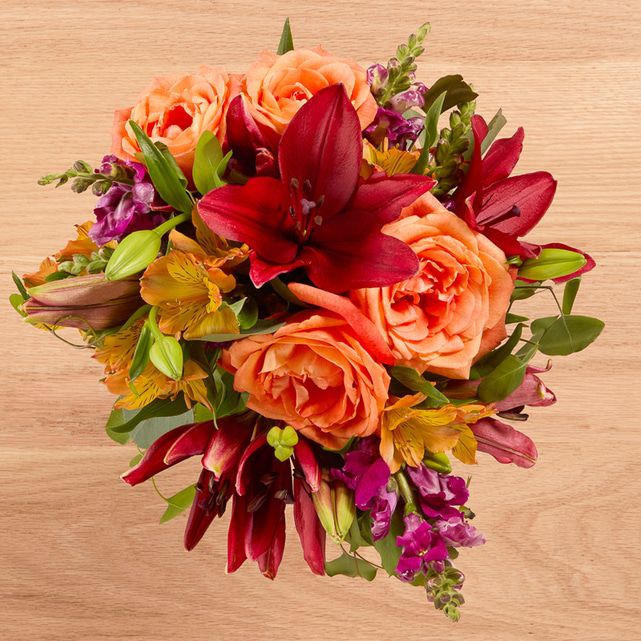 Bouquet Sangria Épicée – Lys Noir Profond, Snapdragons Bordeaux & Roses Orange – Bouquets.ma
